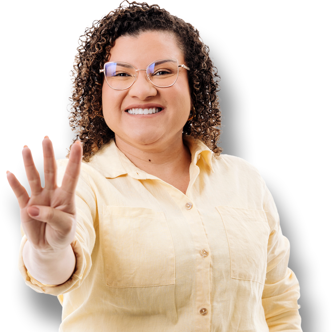 Jailma Carvalho fazendo o número quatro com a mão